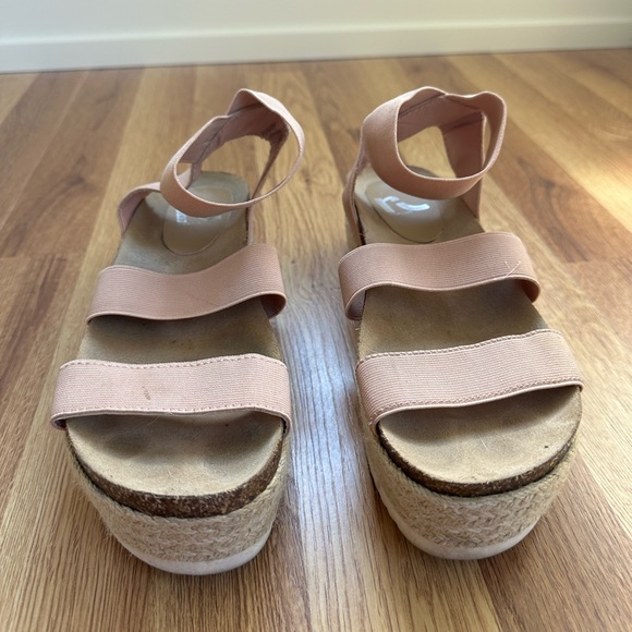 Boutique Platform Sandals - Picture 3 of 4